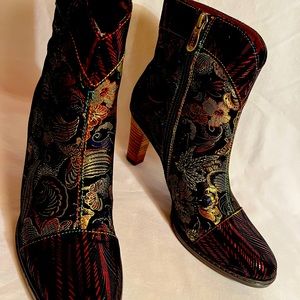 These gorgeous Socofy boots have metallic burgundy toes and band around the top.